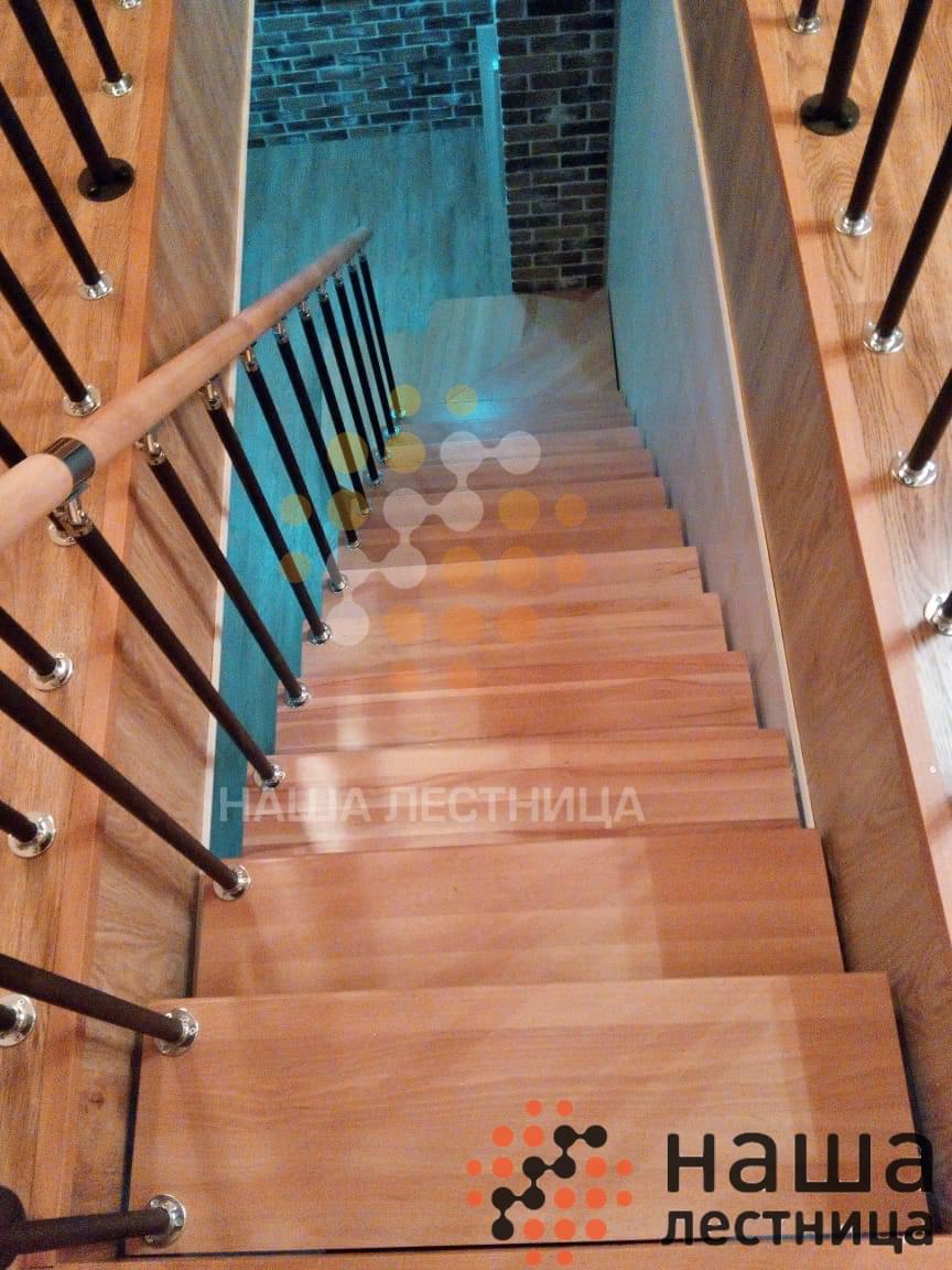 Фото лестница в дом на металлическом каркасе с г-поворотом серии "суперлайт" - вид 9