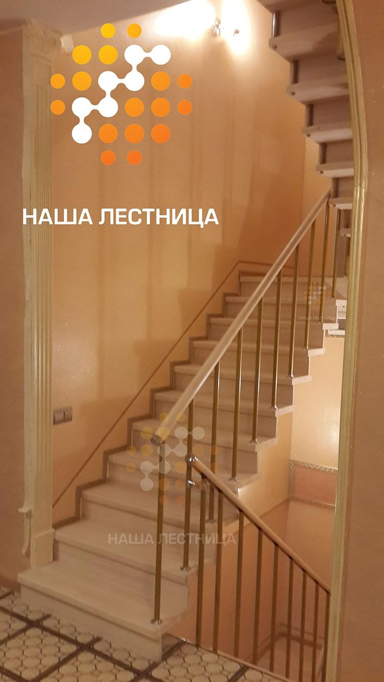 Фото лестница с п-поворотом с деревянными подступенками - вид 1
