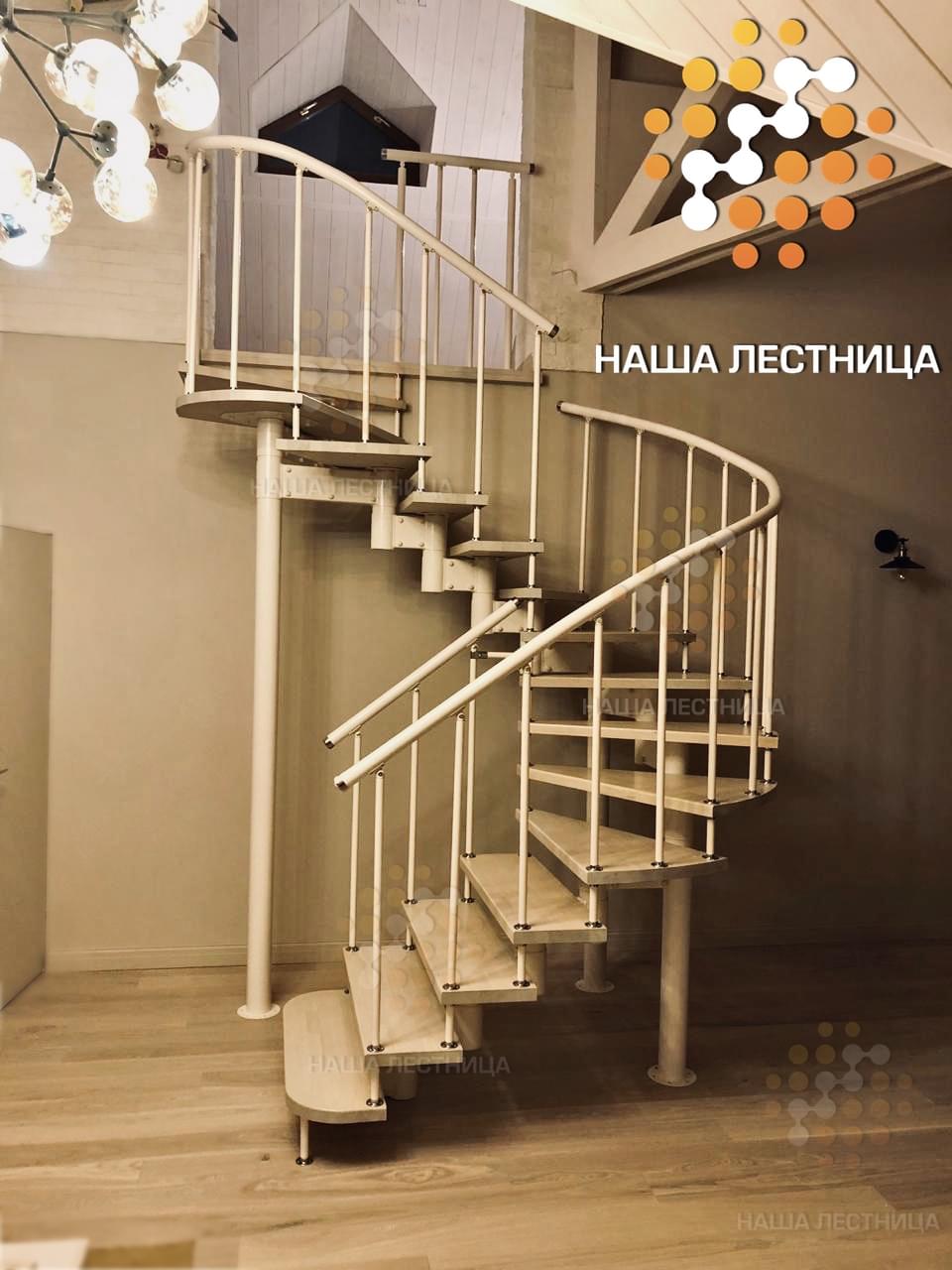 Фото лестница в дом с спиральным п-поворотом - вид 1