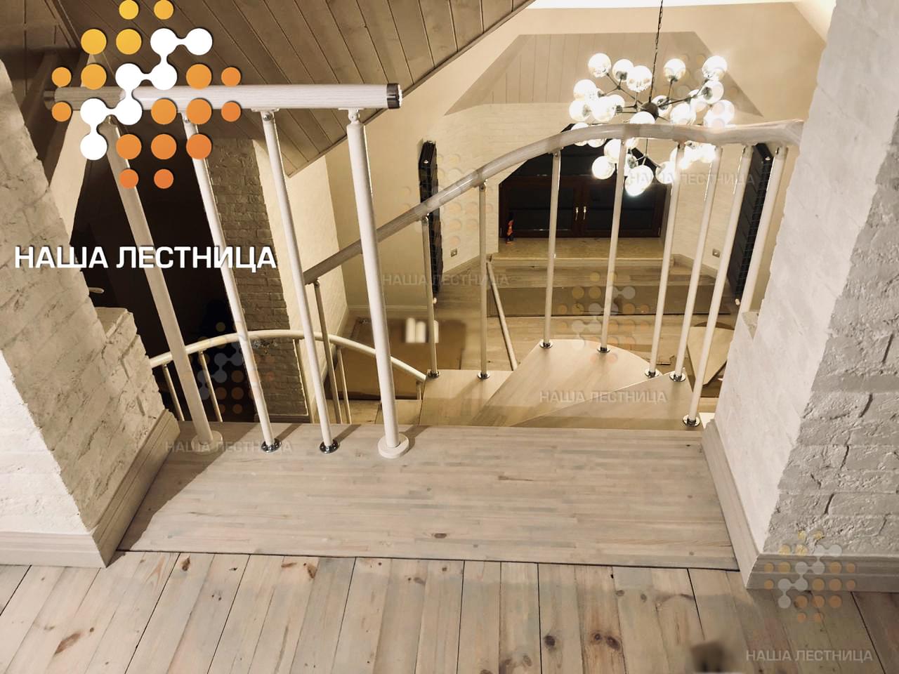 Фото лестница в дом с спиральным п-поворотом - вид 3