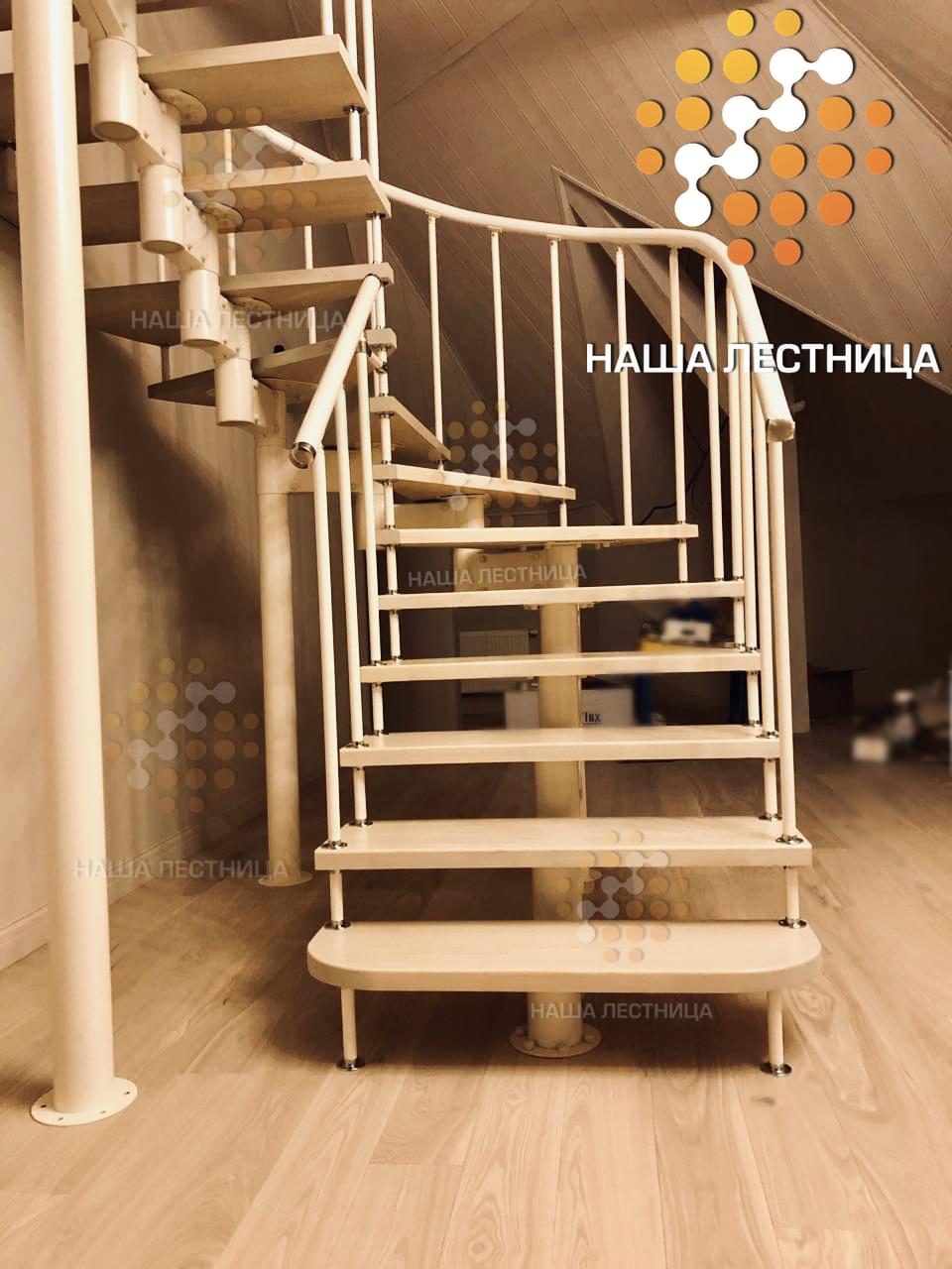Фото лестница в дом с спиральным п-поворотом - вид 6