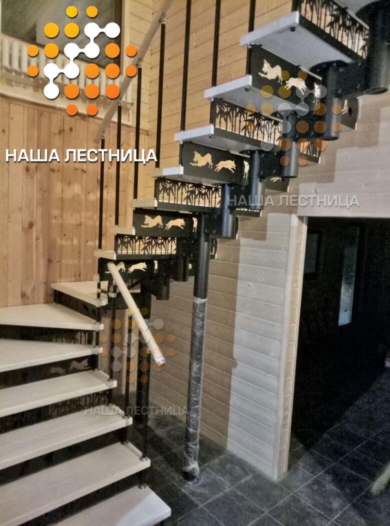 Фото модульная лестница на 180 градусов с резными подступенками - вид 1