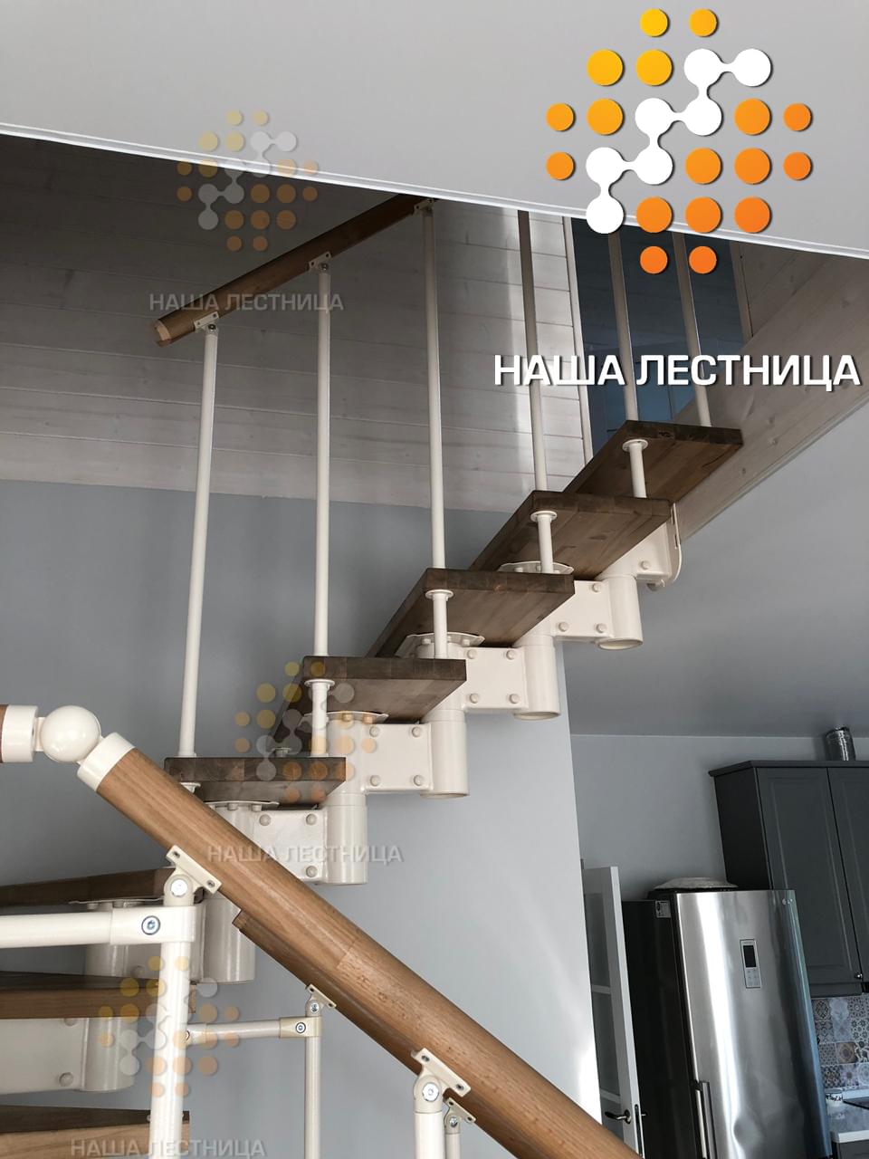 Фото лестница в квартиру на второй этаж с п - поворотом - вид 5