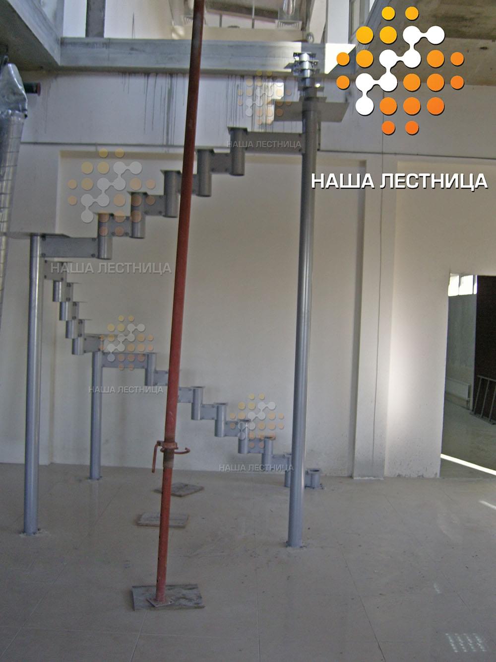 Фото модульная лестница произвольной формы в фитнесклуб - вид 2