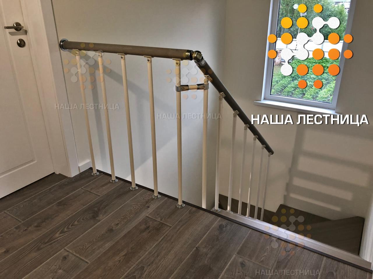 Фото комбинированная лестница в дом с площадкой на 180 градусов - вид 3