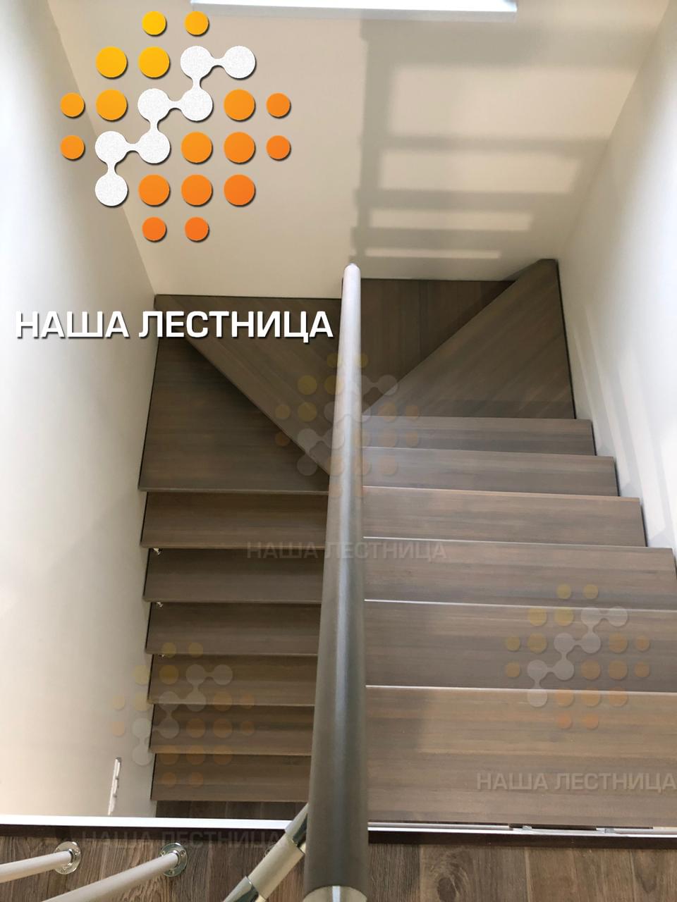 Фото комбинированная лестница в дом с площадкой на 180 градусов - вид 4