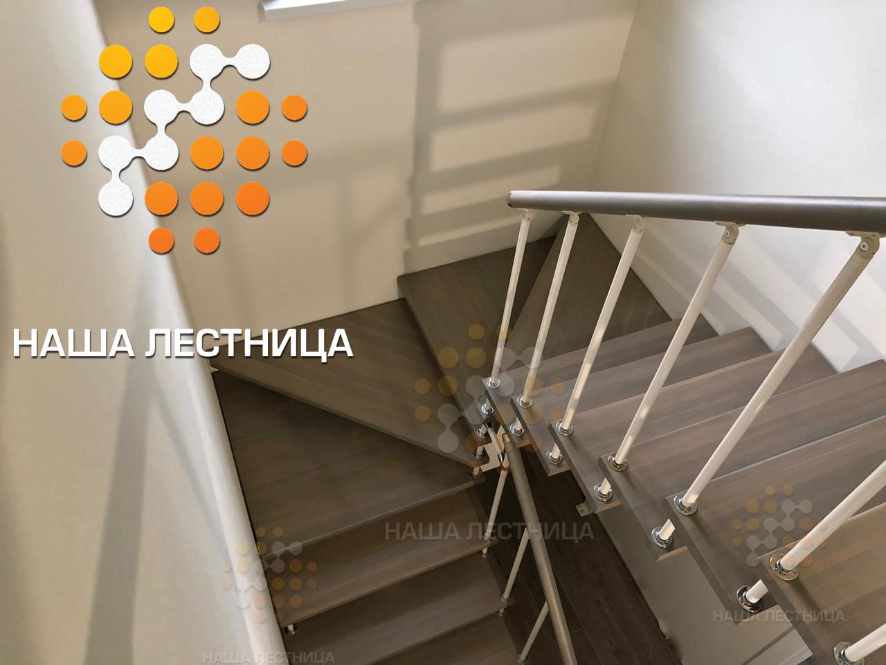 Фото комбинированная лестница в дом с площадкой на 180 градусов - вид 6