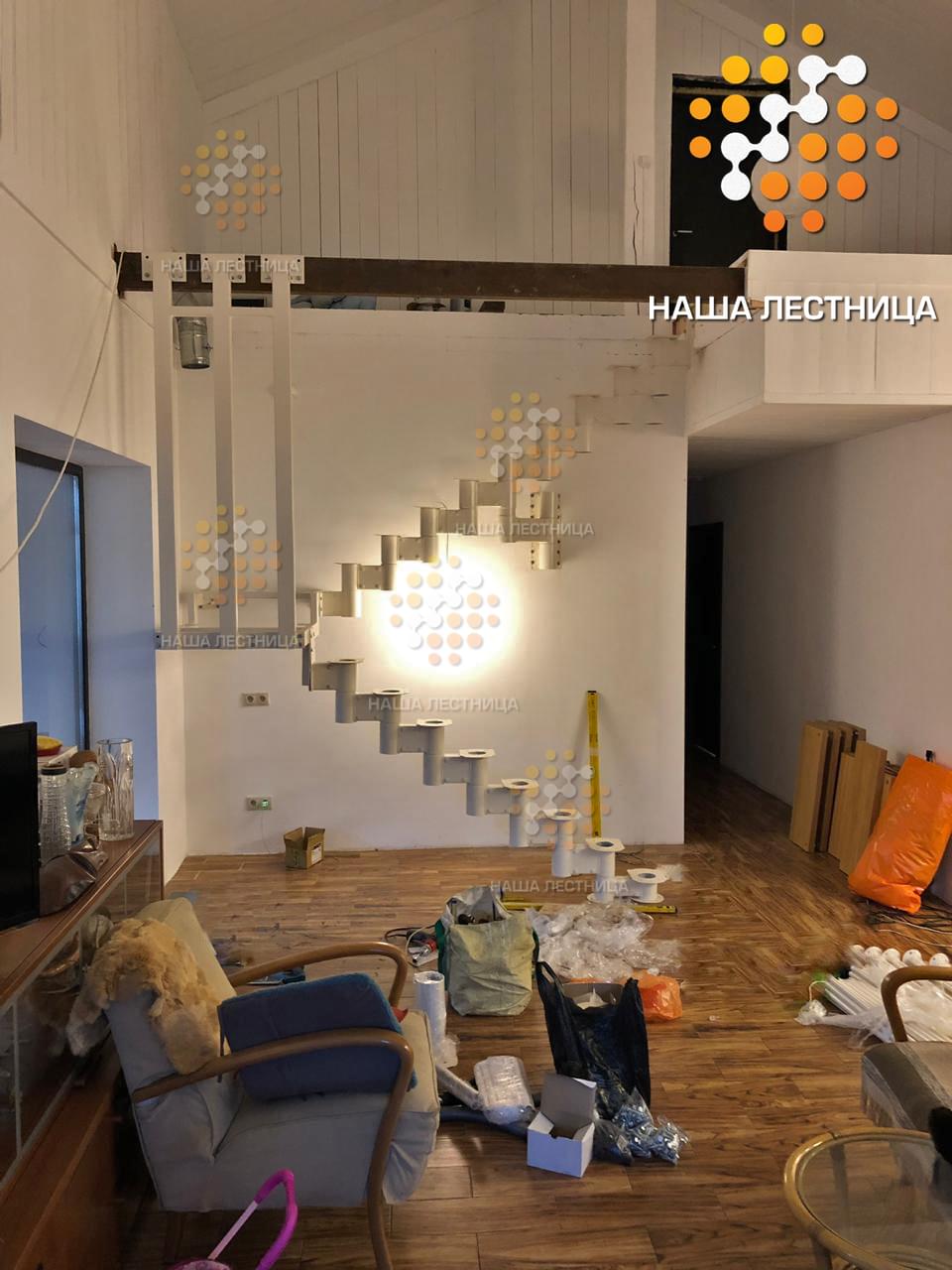 Фото модульная лестница для дома с эксклюзивной поворотной площадкой на 180 градусов - вид 2