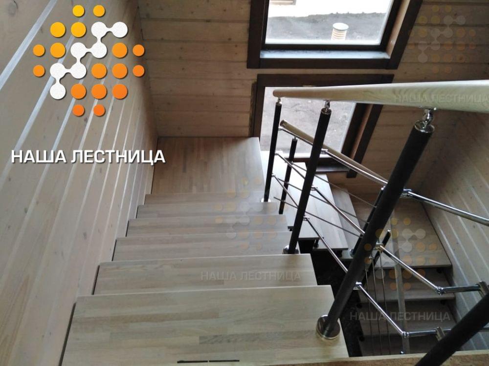 Фото лестница для дома на модульном каркасе с п-поворотом - вид 1