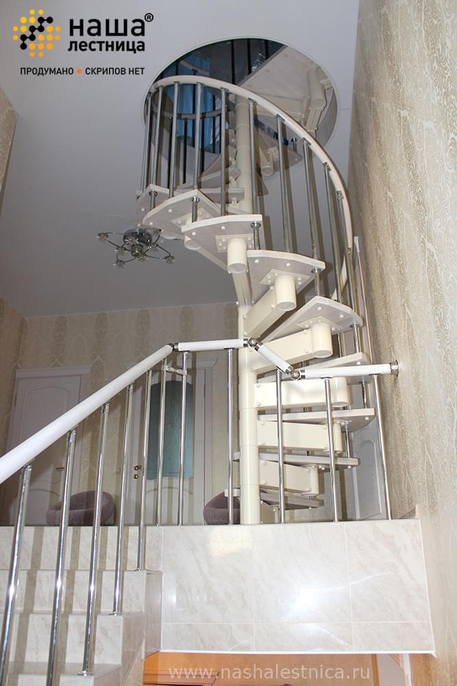Фото винтовая лестница в частный дом - вид 4