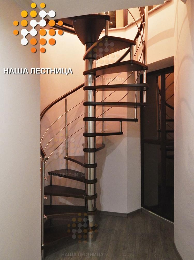 Фото винтовая лестница из нержавеющей стали с буковыми ступенями - вид 1