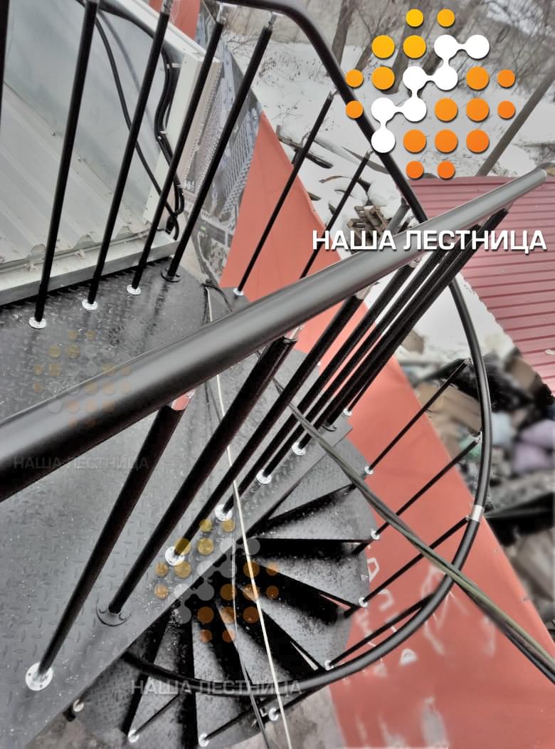 Фото уличная винтовая лестница с балконом - вид 4