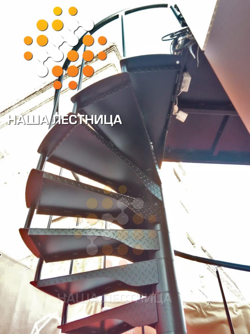 Фото уличная винтовая лестница с балконом - вид 7