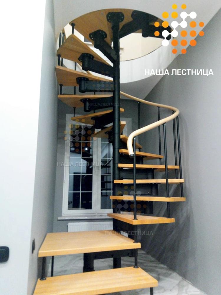 Фото винтовая модульная лестница в коттедж с комбинированными элементами - вид 1