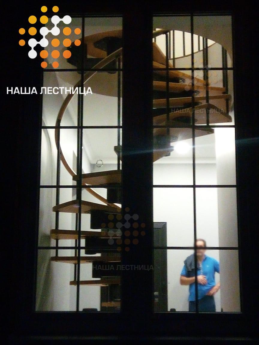 Фото винтовая модульная лестница в коттедж с комбинированными элементами - вид 2