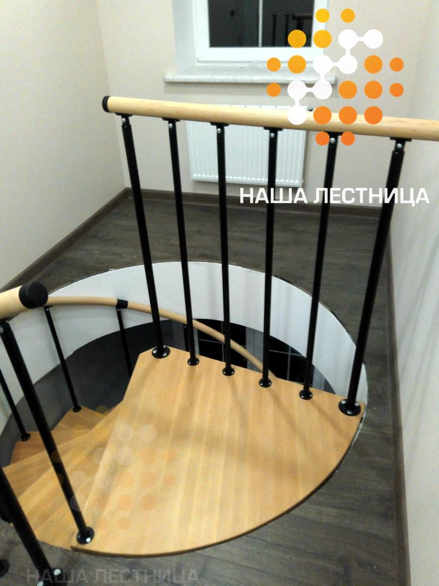 Фото винтовая модульная лестница в коттедж с комбинированными элементами - вид 3
