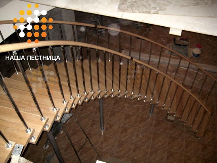 Фото спиральная лестница в дом с комфортным шагом на модулях - вид 4