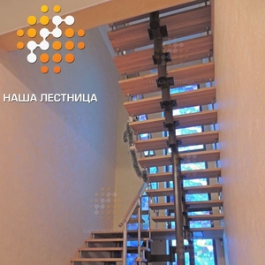 Модульная лестница с П-поворотом и стеклянным ограждением