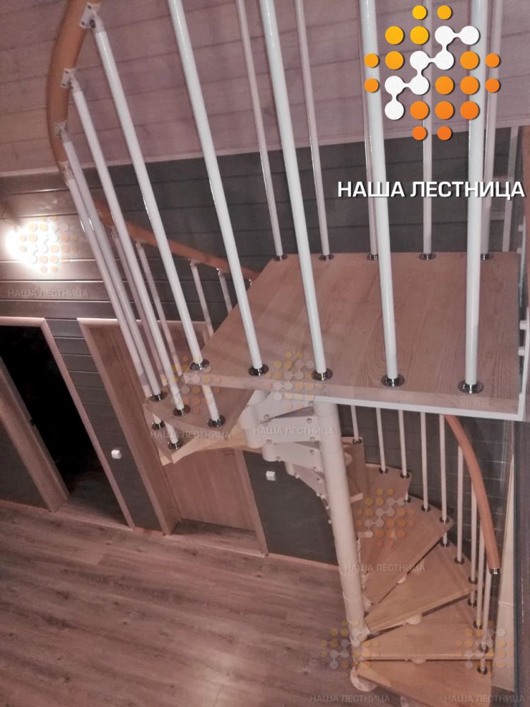 Фото винтовая лестница для мансардного этажа на модульном каркасе - вид 2