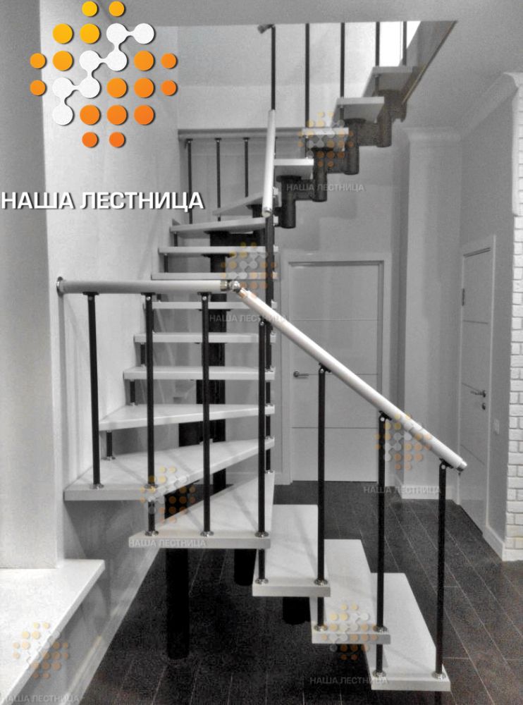 Фото модульная лестница с поворотом на 180 в черно-белом исполнении - вид 1