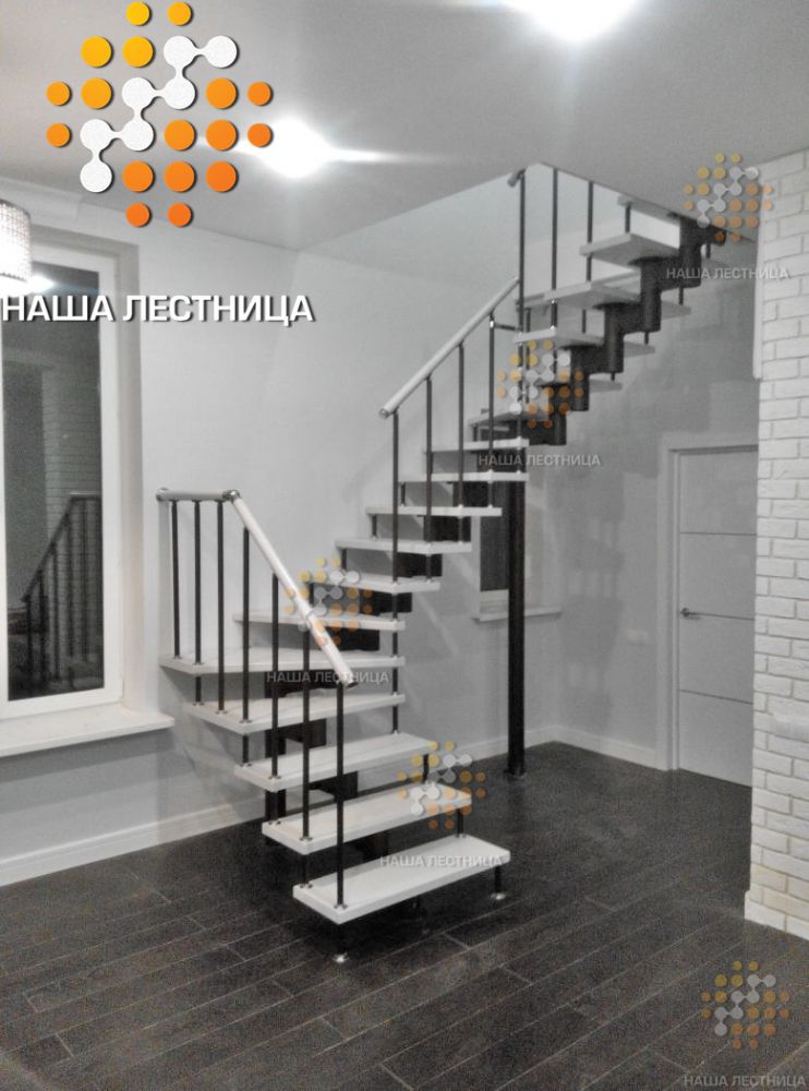 Фото модульная лестница с поворотом на 180 в черно-белом исполнении - вид 5