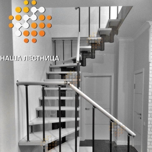Модульная лестница с поворотом на 180 в черно-белом исполнении