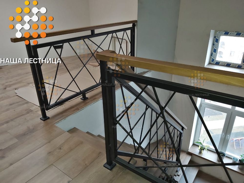 Фото лестница на двойном металлическом каркасе со стильным поручнем серии "лофт" - вид 2