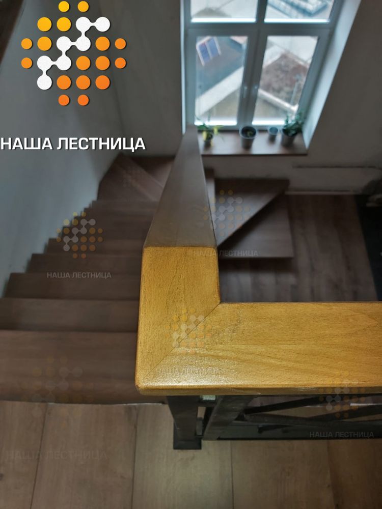 Фото лестница на двойном металлическом каркасе со стильным поручнем серии "лофт" - вид 7