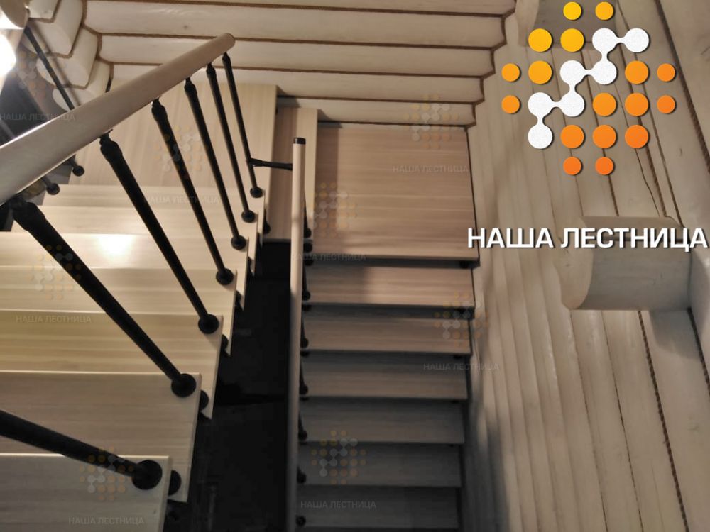 Фото модульная лестница в деревянный дом с резными подступенками - вид 3