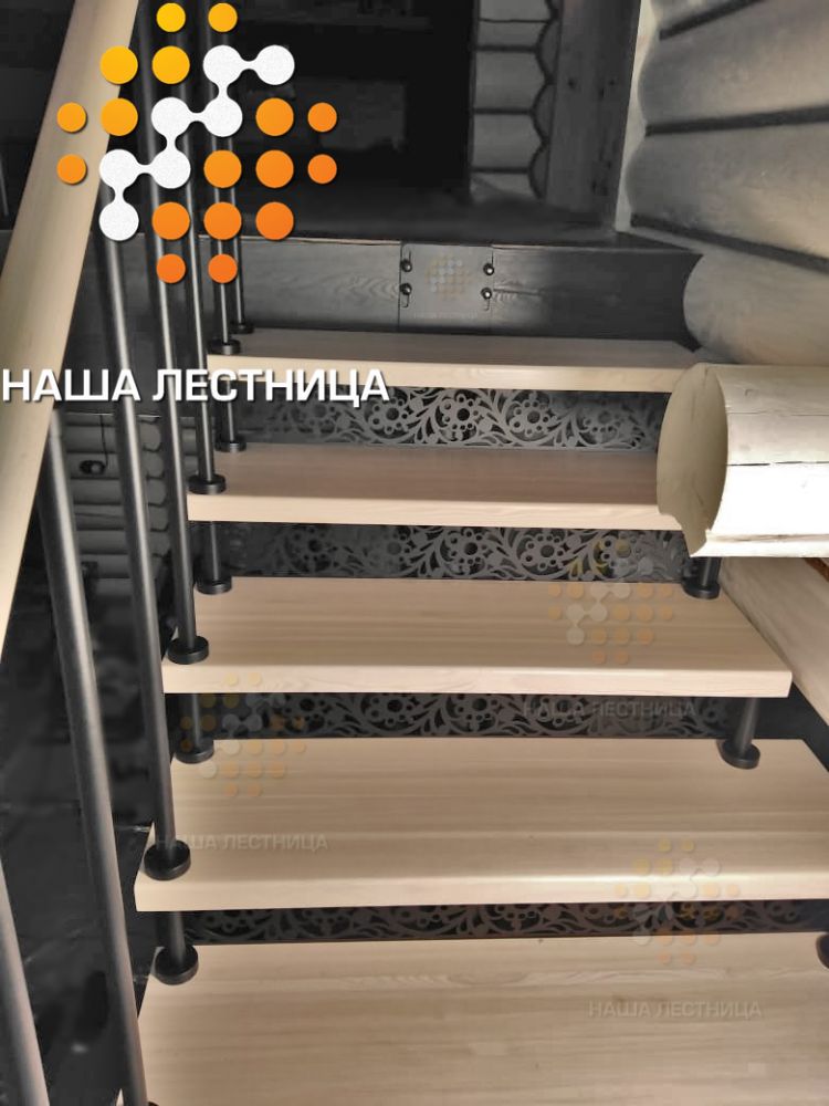 Фото модульная лестница в деревянный дом с резными подступенками - вид 4