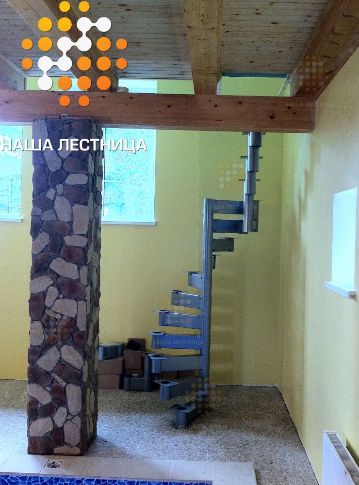 Фото комбинированная винтовая лестница на мансарду - вид 4