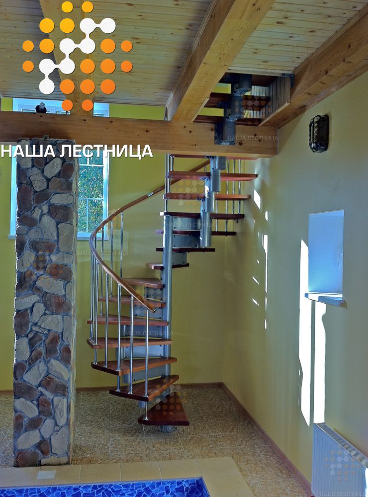 Фото комбинированная винтовая лестница на мансарду - вид 1