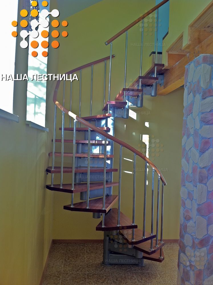 Фото комбинированная винтовая лестница на мансарду - вид 2