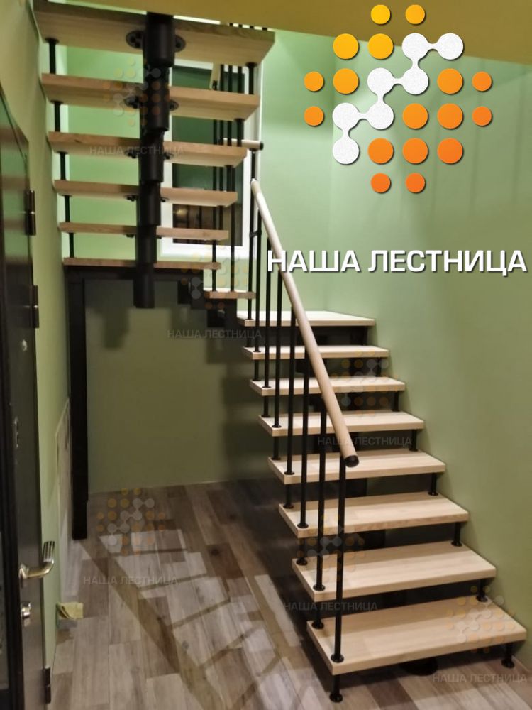 Фото лестница на второй этаж с тремя маршами - вид 1