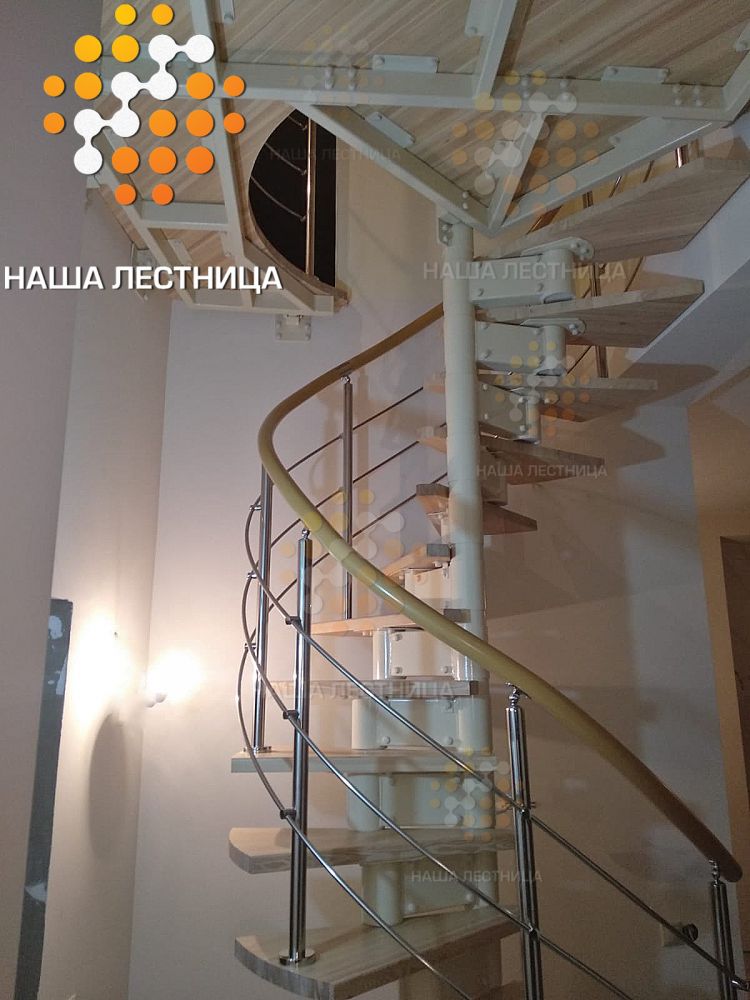 Фото сложная винтовая лестница на 2 этажа с площадками - вид 3