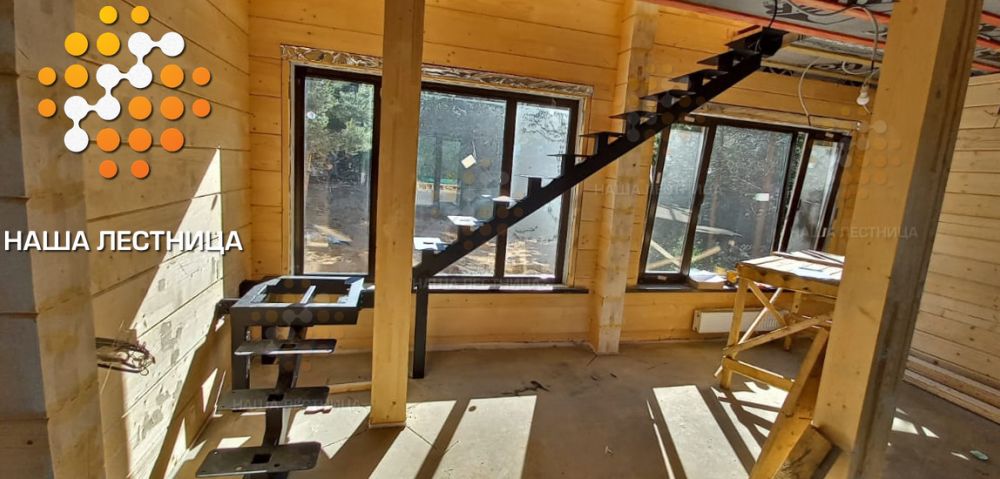 Фото лестница в деревянном доме, серия гранж - вид 3
