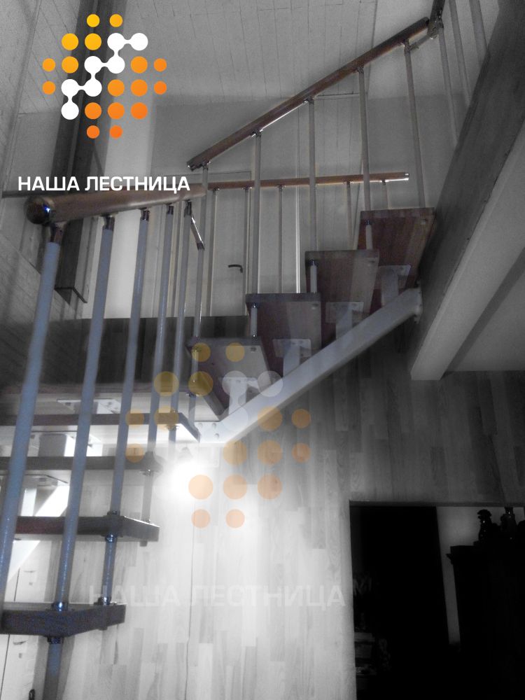 Фото высокая лестница на второй этаж серии "гранж" - вид 2