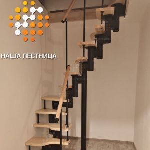 Компактная лестница с гусиным шагом, Г-поворот