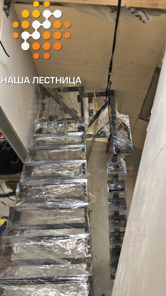 Фото комбинированная лестница на металлокаркасе - вид 2