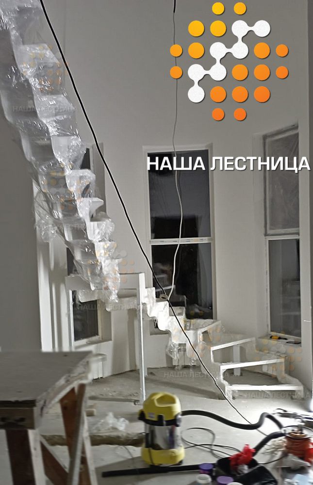 Фото комбинированная лестница произвольной формы - вид 1