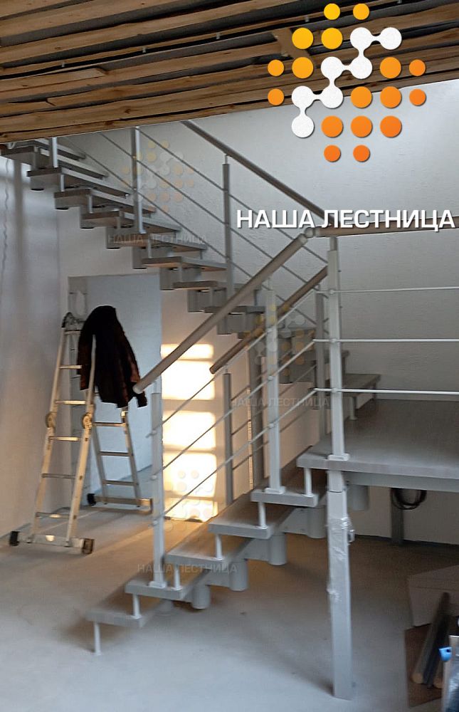Фото стильная лестница на второй этаж - вид 2