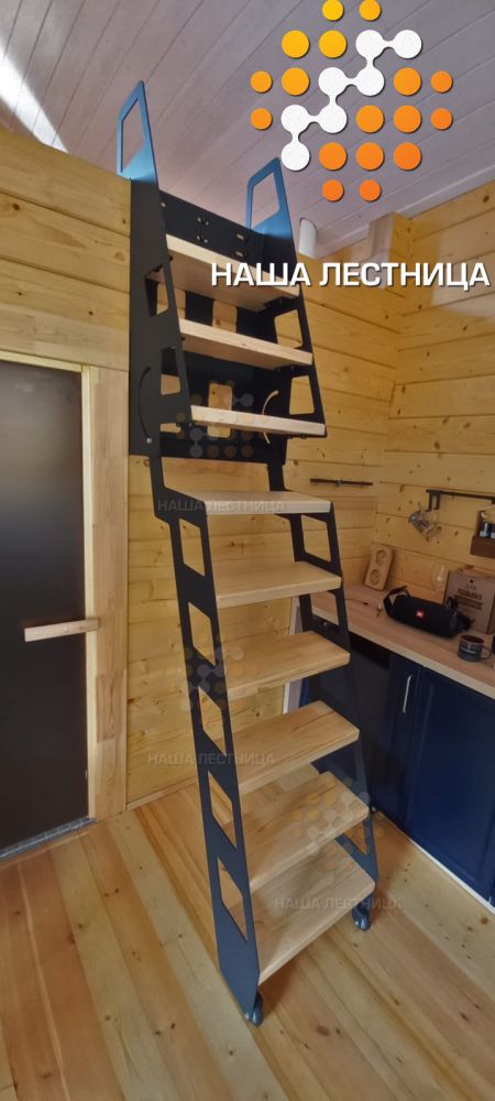 Фото компактная лестница в доме на чердачный этаж - вид 4