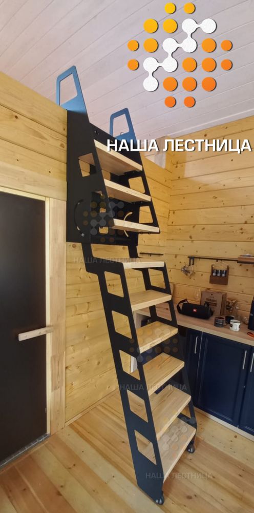 Фото компактная лестница в доме на чердачный этаж - вид 1