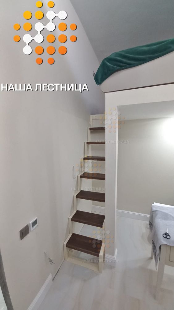 Фото лестница в квартиру на антресольный этаж - вид 3