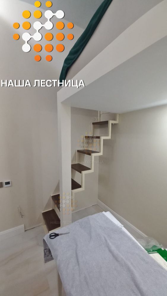 Фото лестница в квартиру на антресольный этаж - вид 1