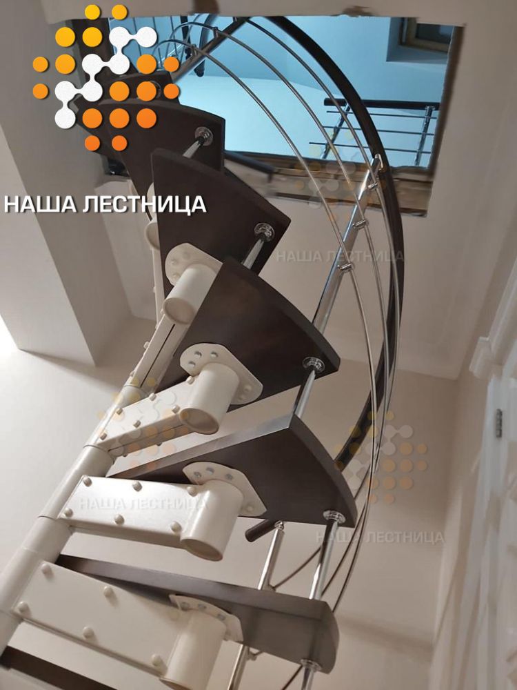 Фото прочная винтовая лестница на второй этаж - вид 3