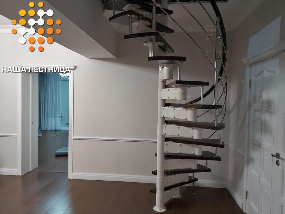 Фото прочная винтовая лестница на второй этаж - вид 1