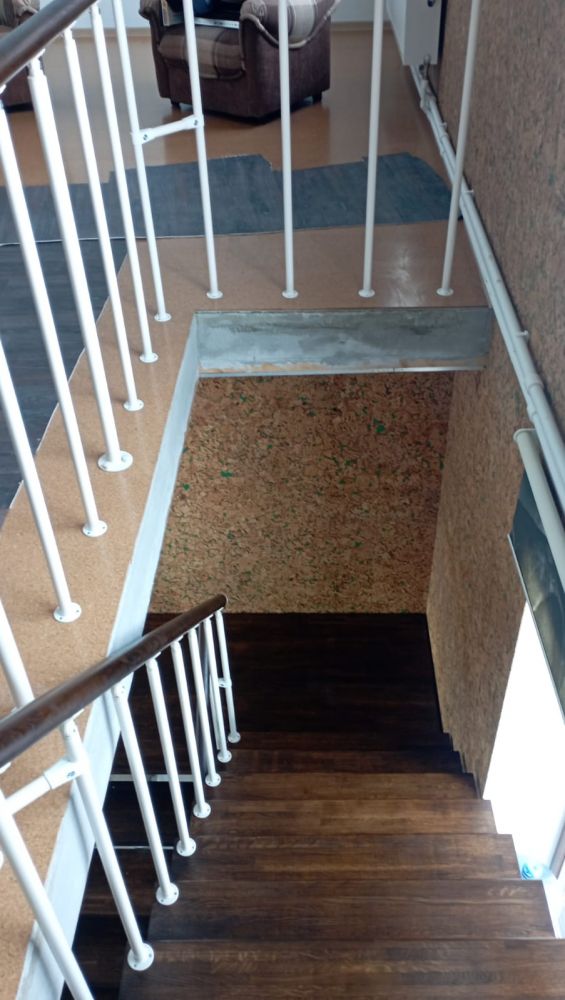 Фото безопасная лестница в дом, п-поворот - вид 4