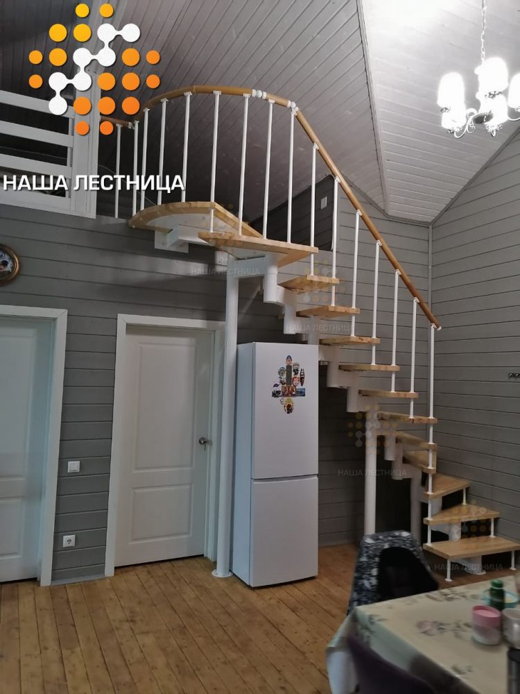 Фото &nbsp;лестница в частном доме на второй этаж, произвольная форма - вид 1