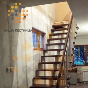 Недорогая лестница в доме на второй этаж